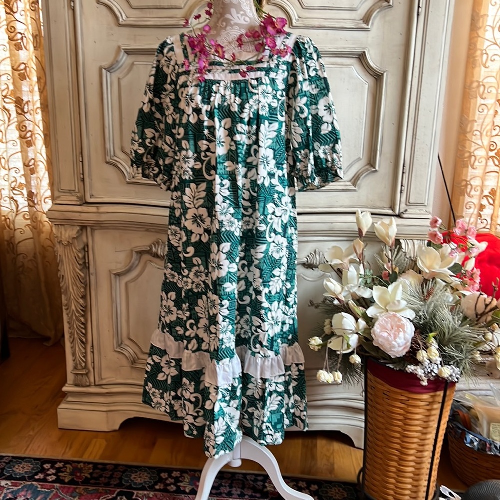 HAWAIIAN DESIGNER MUUMUU HIGH END VTG MIDI LENGTH MADE IN HAWAII USA SZ SM-MED